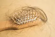 Rambut Rontok Bisa Tanda Penyakit, Jangan Tunda Penanganan