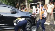 Razia Parkir Liar di Senopati: 4 Mobil Kena Sanksi Derek dan Cabut Pentil