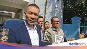 Rismon Temui Jokowi, Serahkan Buku Otentifikasi Ijazah sebagai Permohonan Maaf