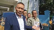 Rismon Terbitkan Buku Otentikasi Ijazah Jokowi, Ditandatangani Langsung