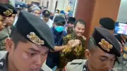 Roy Suryo Kepalkan Tangan Saat Dibawa ke Polda Metro Usai Rawat Inap