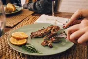 Sejarah Steak: Manusia Prasejarah Sudah Makan Daging Sapi 2.500 SM