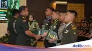 Seskab Teddy Raih Penghargaan Penulis Taskap Terbaik Seskoad 2026