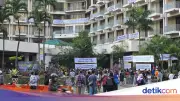 Simpatisan Tolak Eksekusi Hotel Sultan, Massa Berkerumun di Lokasi