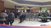 Suasana Eksekusi Hotel Sultan: Tamu Keluar Bawa Koper, Petugas Masuk