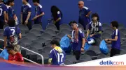 Suporter Jepang Bersih-bersih Stadion Dikritik soal Standar Ganda Pekerjaan Rumah Tangga