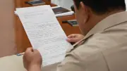 Surat dari Sorong Hangatkan Pertemuan Prabowo dan Mendikdasmen