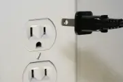 Tips Aman Tinggalkan Rumah Saat Liburan: Cabut Kabel Elektronik
