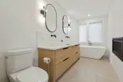 Tips Memaksimalkan Kamar Mandi Sempit Tanpa Renovasi Besar
