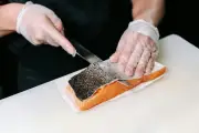 Tips Memilih Salmon Segar dari Chef, Jangan Tertipu Warna
