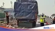 Truk Muatan Tepung Tumpah di Tol Tomang Arah Semanggi, Polisi Evakuasi