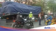 Truk Patah As Roda di Cengkareng Jakbar, Lalin Macet Parah