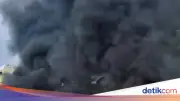 Truk Terbakar di Kalideres, Asap Hitam Membubung Tinggi