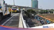Truk Terbalik di Layang Tomang Dievakuasi, Gerbang Tol Dibuka Lagi