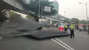 Truk Terguling di Tomang, 30 Ton Besi Tumpah Tutup Akses Tol Kebon Jeruk