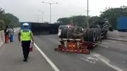 Truk Trailer Terguling di Flyover Tomang, Muatan Besi Tumpah ke Jalan