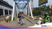 Viral Ojol Nekat Lewat Jembatan Rel di Petamburan, Warga: Sering Terjadi