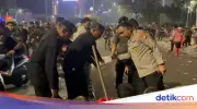 Wakapolda Metro Jaya Pimpin Bersih-bersih Sampah Usai Kawal Demo Mahasiswa