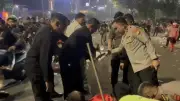 Wakapolda Metro Jaya Punguti Sampah Usai Kawal Demo, Bukti Peduli Lingkungan