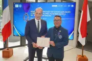 Wakil Rektor ITB Terima Penghargaan Tertinggi Pendidikan dari Prancis