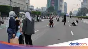 Warga Berburu Selfie saat Penutupan Jalan Thamrin-Sudirman HUT Jakarta