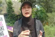 Zaskia Adya Mecca Hadir di Demo Mahasiswa, Bawa Ambulans
