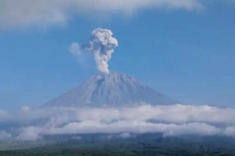 Gunung Semeru Erupsi Empat Kali, Kolom Abu Capai 1 Kilometer
