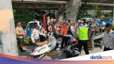 21 Motor Parkir di Trotoar ITC Kuningan Diangkut Dishub Jaksel