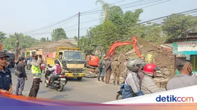 40 Bangunan Liar di Atas Drainase Parung Bogor Dibongkar
