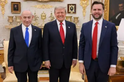 Bahasa Tubuh JD Vance Tegang saat Foto Bersama Trump dan Netanyahu