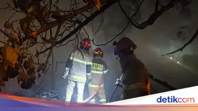 Bekas Lahan Sampah di Sukmajaya Depok Kebakaran, 2 Orang Dievakuasi
