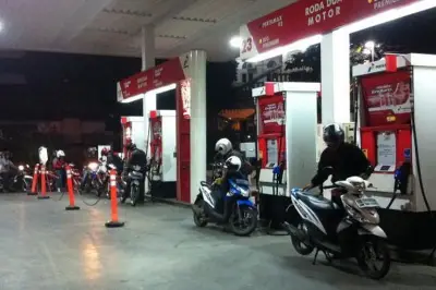 Benarkah Menggoyang Tangki Saat Isi BBM Bikin Lebih Penuh?