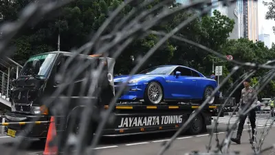 BMW Misterius Tanpa Plat Parkir di JLNT Antasari, Polisi Cari Pemilik