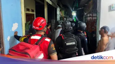 Brimob Bantu Padamkan Kebakaran Saat Patroli Malam di Bekasi