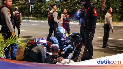Brimob Polda Metro Evakuasi Korban Kecelakaan saat Patroli di Jakut