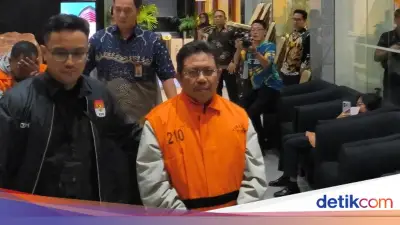 Bupati Lombok Barat Lalu Ahmad Zaini Digiring dengan Rompi Oranye KPK