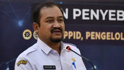 Bupati Pemalang Anom Widiyantoro Resmi Ditahan KPK dengan Rompi Oranye dan Borgol