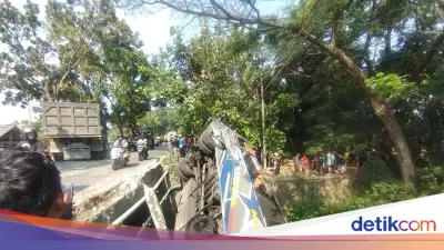 Bus Sugeng Rahayu Terperosok ke Sungai di Nganjuk, Belasan Penumpang Dievakuasi