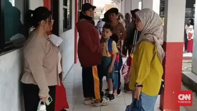 Fenomena Orang Tua Rebutan Bangku Depan di Hari Pertama Sekolah di Tangerang