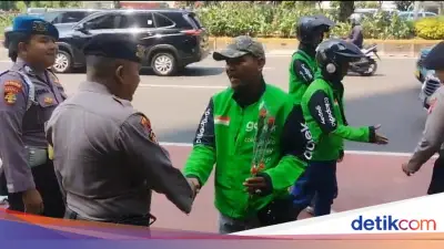 Hari Bhayangkara ke-80: Pengemudi Ojol Beri Bunga ke Polisi di Jakpus