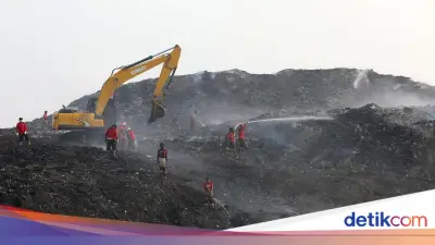 Hari ke-9 Pemadaman TPA Jatiwaringin, 49% Lahan Berhasil Dipadamkan