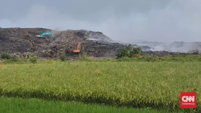 Hari Kelima Kebakaran TPA Jatiwaringin, Api Belum Padam dan Asap Pekat Masih Membumbung