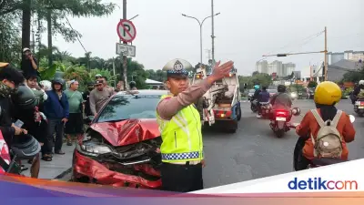 Honda Jazz Lawan Arah Tabrak Pikap dan Motor di Ciputat, Pemotor Patah Kaki