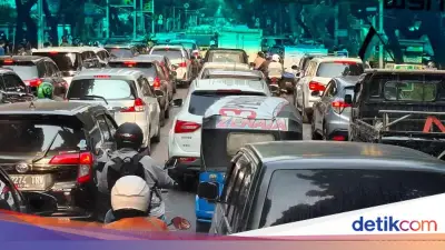 Jakarta Macet Parah Akibat Pembongkaran JPO Tendean yang Ditabrak Truk