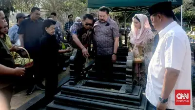 Jaksa Agung ST Burhanuddin Ziarah ke Makam Orang Tua di Majalengka