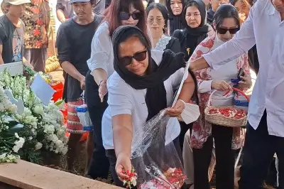 Jenazah Komedian Temon Dimakamkan di TPU Tanah Kusir, Istri Haru