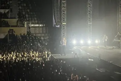 Jesse Rutherford Buka Baju di Atas Panggung, Penonton Histeris