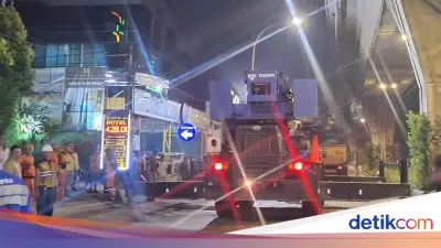 JPO Tendean Dibongkar, Jalan Arah Blok M Masih Ditutup, Macet Mengular