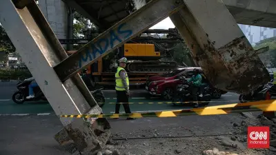 JPO Tendean Dibongkar Setelah Ditabrak Truk, Lalin Arah Blok M Dialihkan