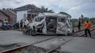 KA Gajayana Tabrak Mobil di Bekasi, Sopir Tewas Terjepit